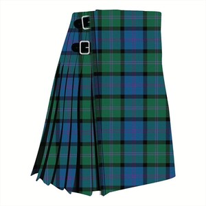 Könnte beinhalten: Ein grüner, blauer und pinkfarbener karierter Kilt mit schwarzen Schnallen.