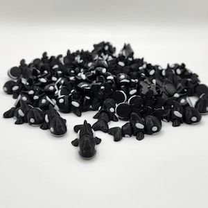 K&ouml;nnte beinhalten: Ein gro&szlig;er Haufen kleiner schwarzer und wei&szlig;er Plastik-Orca-Figuren. Die Orcas haben wei&szlig;e Markierungen auf R&uuml;cken und Bauch.