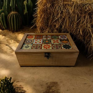 Boîte à thé en bois faite main avec motif de carreaux de céramique colorés-boîte de rangement-souvenir de bibelots vintage-cadeau rustique pour elle-cadeau d'anniversaire