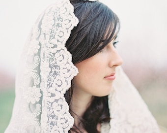 Juliet Cap Veil-1920s Headpiece-Mantilla Lace Veil-Bohemian Crown-Veiled Beauty-Soft Wedding Veil-Waltz Length Veil-1920s Bride-Halo Crown