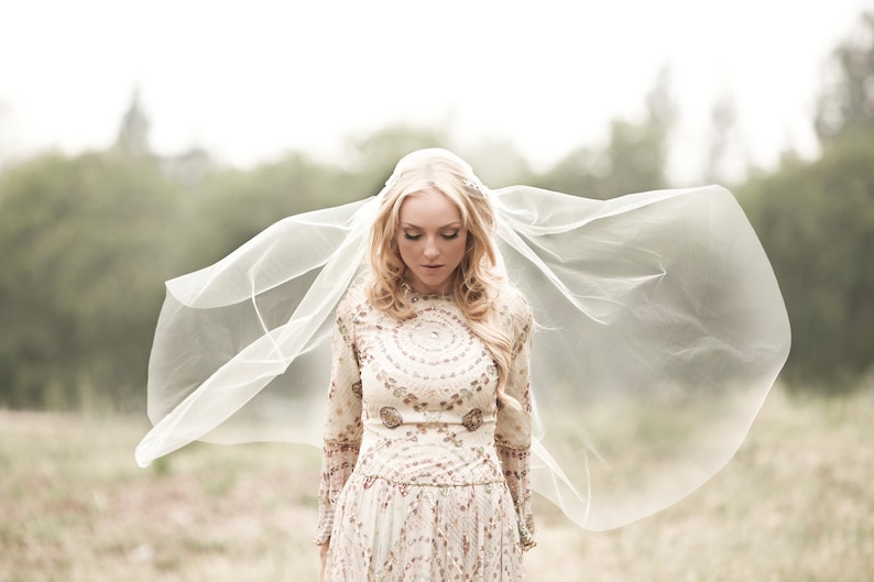 Juliet Cap Veil|Anpassad slöja av Veiled Beauty|Guldfärgad spetsapplikation - Lång spetsslöja - Kapelllängd slöja - Katedrallängd - Boho slöja - 1109 42 inches