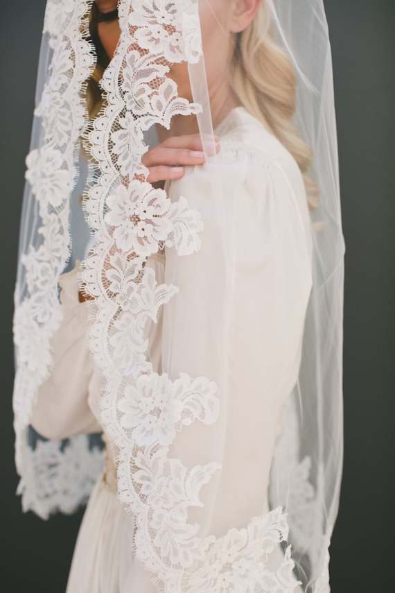 SINDALU Simple Lace Veil for Bride,Elegant Floral Lace Wedding Veil with  Comb,Long Veil with Hem Lace,Ivory Lace Veil,Cathedral Veil,One Tier Veil 