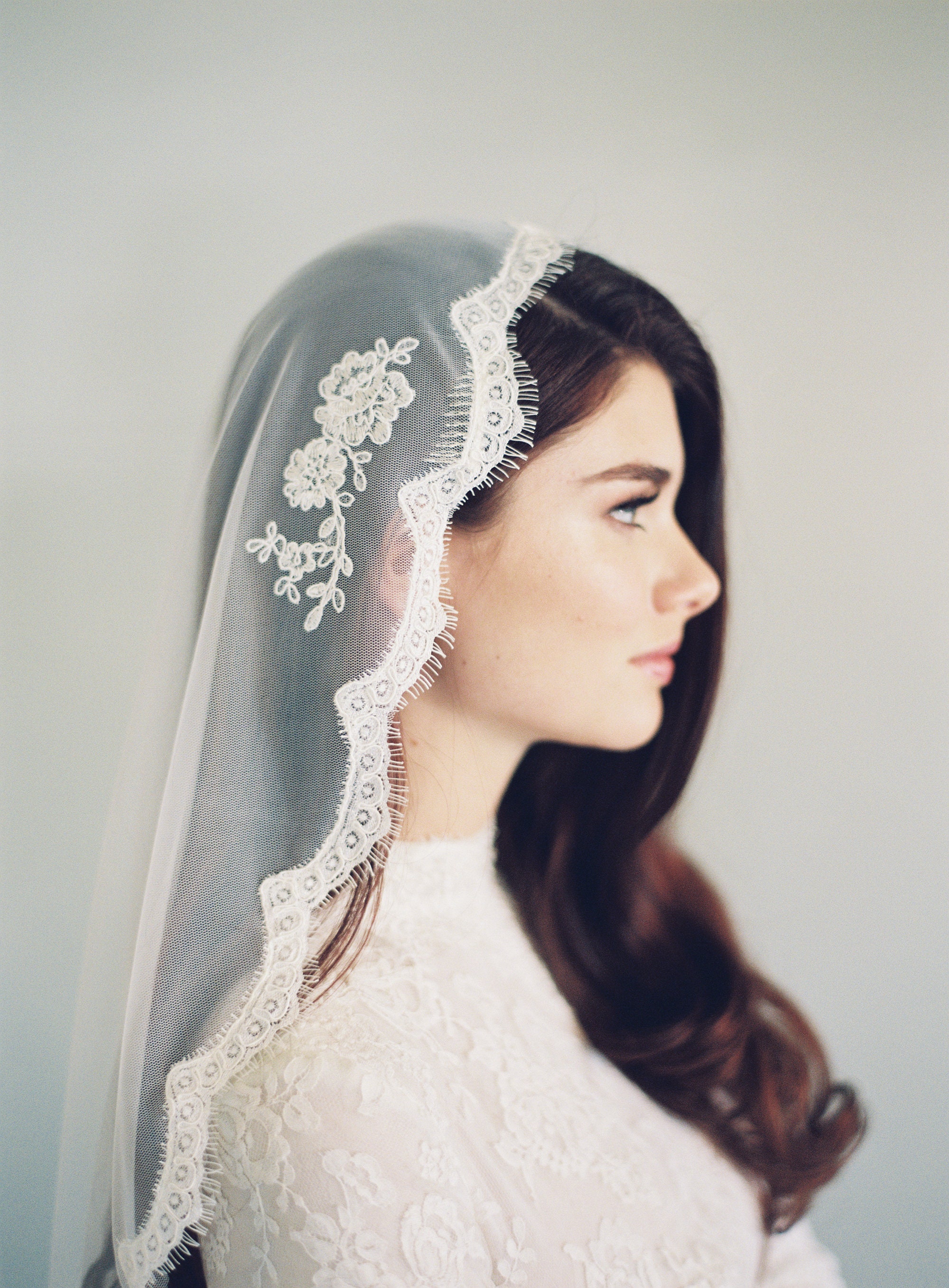 Women Lace Edge Bridal Wedding Veil Fingertip Length Church Mantilla Headpiece