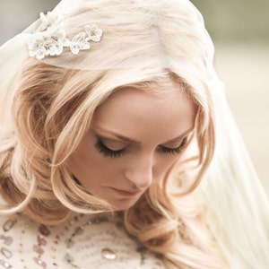 Juliet Cap Veil|Anpassad slöja av Veiled Beauty|Guldfärgad spetsapplikation - Lång spetsslöja - Kapelllängd slöja - Katedrallängd - Boho slöja - 1109 bild 3