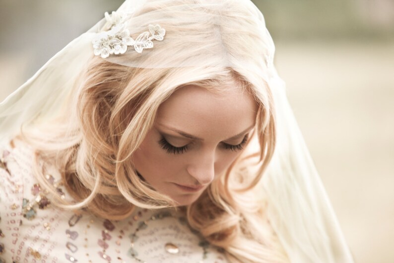 Juliet Cap Veil|Anpassad slöja av Veiled Beauty|Guldfärgad spetsapplikation - Lång spetsslöja - Kapelllängd slöja - Katedrallängd - Boho slöja - 1109 bild 3