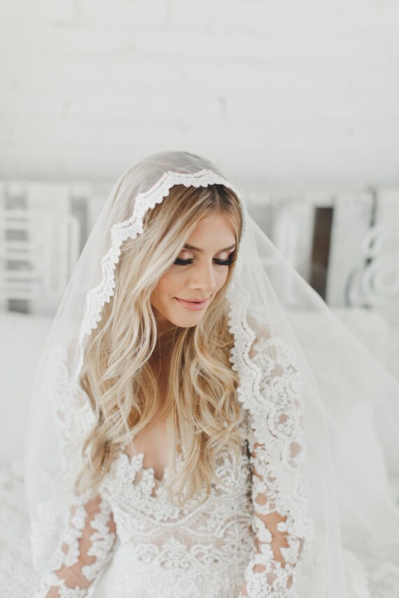 Two Tier Lace Edge Bridal Veil, 2 Layer Wedding Veil With Lace, Soft Tulle  Ivory Lace Veil, Beaded Lace White Bridal Veil, French Lace Veil 