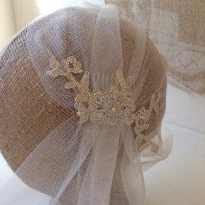 Juliet Cap Veil|Anpassad slöja av Veiled Beauty|Guldfärgad spetsapplikation - Lång spetsslöja - Kapelllängd slöja - Katedrallängd - Boho slöja - 1109 bild 9