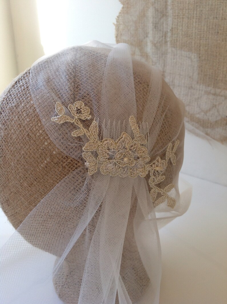 Juliet Cap Veil|Anpassad slöja av Veiled Beauty|Guldfärgad spetsapplikation - Lång spetsslöja - Kapelllängd slöja - Katedrallängd - Boho slöja - 1109 bild 9