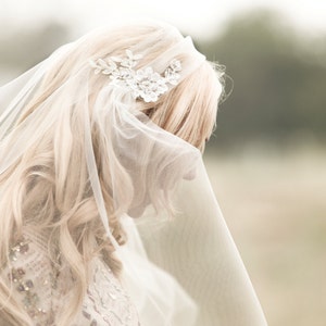 Juliet Cap Veil|Anpassad slöja av Veiled Beauty|Guldfärgad spetsapplikation - Lång spetsslöja - Kapelllängd slöja - Katedrallängd - Boho slöja - 1109 bild 2