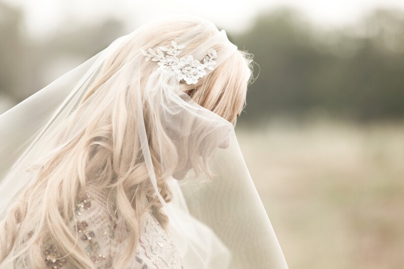 Juliet Cap Veil|Anpassad slöja av Veiled Beauty|Guldfärgad spetsapplikation - Lång spetsslöja - Kapelllängd slöja - Katedrallängd - Boho slöja - 1109 bild 2