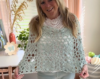 Patrón elegante de poncho de crochet con encaje floral (Descargar PDF)