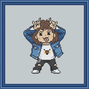 Può includere: Design a punto croce di un personaggio dei cartoni animati con capelli castani, una giacca di jeans blu e una maglietta bianca. Il personaggio fa un gesto con le mani e tira fuori la lingua. Il design è incorniciato in un bordo blu.