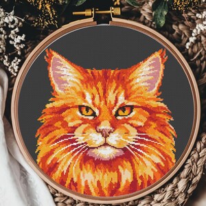 Wzór haftu krzyżykowego kota Maine Coon w formacie PDF, realistyczny pomarańczowy schemat haftu kota, puszysty rudy portret kota, jesienna dekoracja, prezent dla miłośnika zwierząt