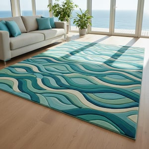 Op de afbeelding: Een rechthoekig vloerkleed met een golvend patroon in tinten van teal, turkoois en crème. Het kleed ligt op een houten vloer in een kamer met een bank en grote ramen met uitzicht op de zee.