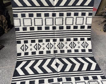 Alfombra geométrica en blanco y negro hecha a mano, moderna alfombra tejida de algodón y lana.