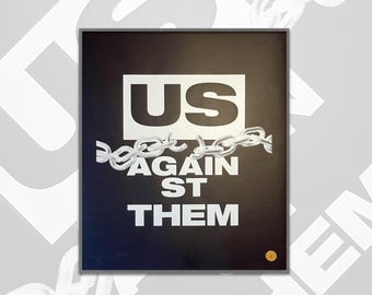600 x 500 mm zeefdruk in één kleur 'Us Against Them', 175 gsm GF Smith zwart