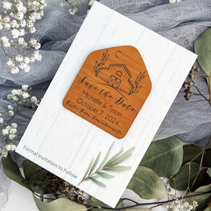 Aimant "retenez cette date" personnalisé en cuir végétalien sur le thème d'une grange rustique avec des cartes Faire-part de mariage personnalisé et aimant faire-part en bois