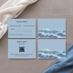 Könnte beinhalten: Hellblaue Hochzeits-RSVP-Karten mit Wellenmuster. Die Karten enthalten den Text "KINDLY RSVP" und Aufforderungen für Namen und Menüauswahl. Eine Karte hat einen QR-Code und eine Website-Adresse.