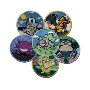 Puede incluir: Seis parches bordados para planchar con diferentes personajes de Pokemon. Los parches son circulares y presentan una variedad de colores, incluyendo azul, verde, amarillo, naranja y morado.