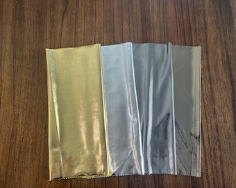 Juego de cortinas metálicas de 12 estaciones. 4 cortinas: oro brillante, oro antiguo, plata brillante y plata antigua.