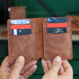 Personalisierte vertikale Lederbrieftasche / Handgefertigte Leder Herren Geldbörse / Gravierte Doppelte Brieftasche / Leder Brieftasche Bargeldhalter / Geschenke für Ihn