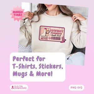 Pu&ograve; includere: Un download digitale di un design grafico che presenta una carta rosa e bianca con il testo "COWBOY romance Book Club" e un'illustrazione di cartone animato di un pollo con un cappello da cowboy. Il design &egrave; perfetto per creare t-shirt, adesivi, tazze e molto altro.
