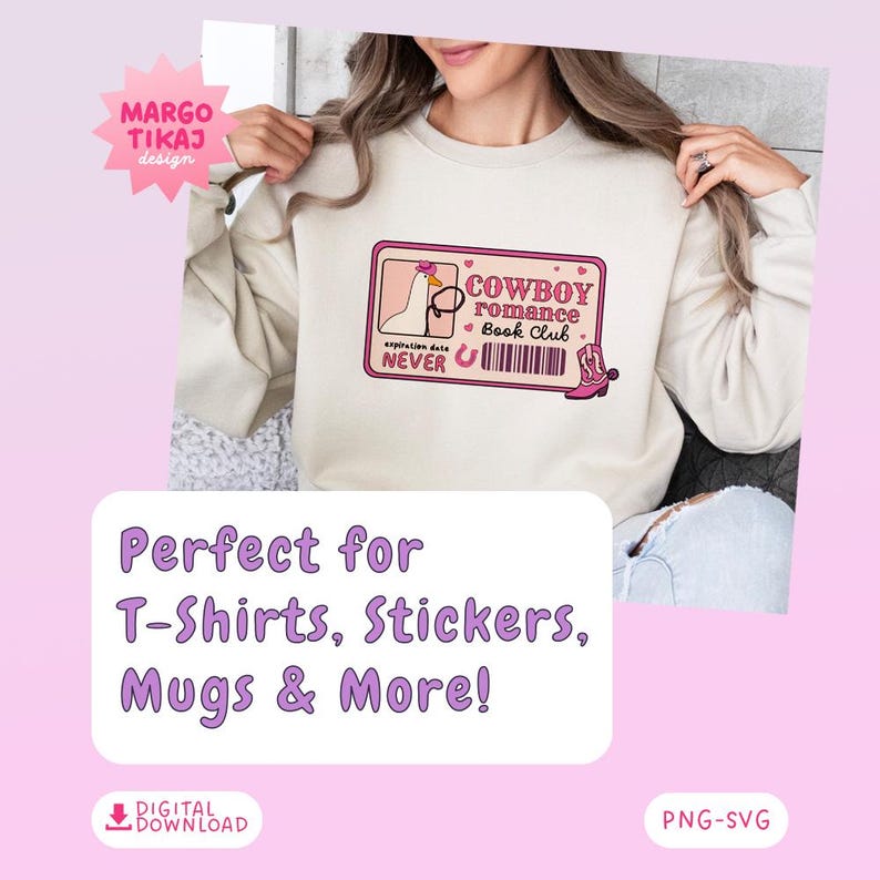 Pu&ograve; includere: Un download digitale di un design grafico che presenta una carta rosa e bianca con il testo "COWBOY romance Book Club" e un'illustrazione di cartone animato di un pollo con un cappello da cowboy. Il design &egrave; perfetto per creare t-shirt, adesivi, tazze e molto altro.