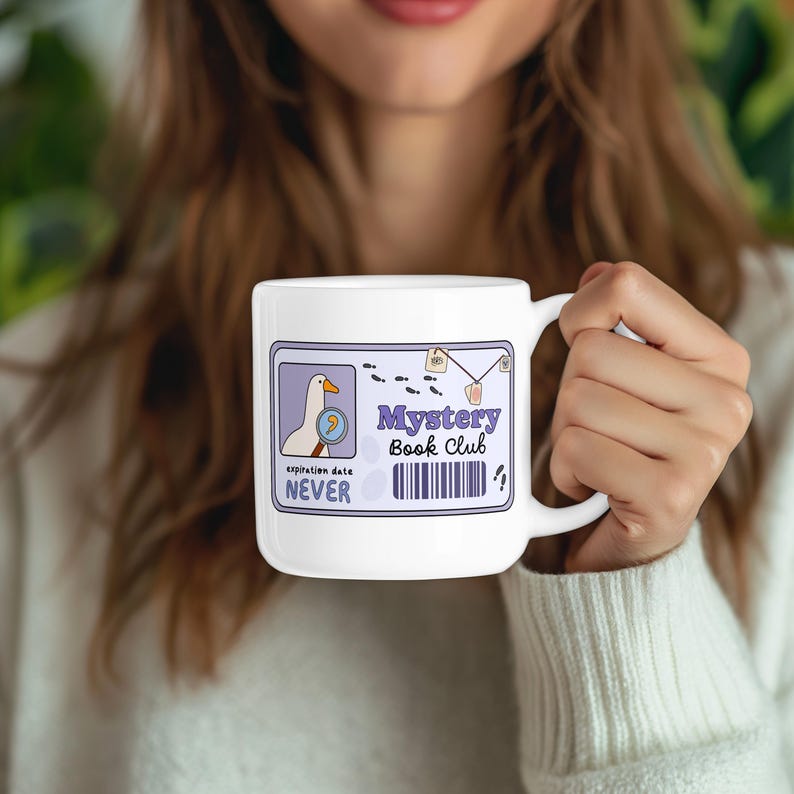 Pu&ograve; includere: Tazza in ceramica bianca con un design viola e bianco. Il design presenta un'oca dei cartoni animati con un cappello da detective e una lente d'ingrandimento. Il testo sulla tazza recita "Mystery Book Club" e "expiration date NEVER".