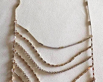 Gold- und silberfarbene Leiterkette mit Quastenenden. Hängt bis 36 ".