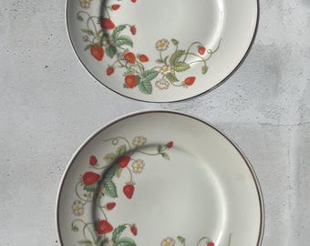 Avon 1978 Hand-Decorated Strawberries & Flowers w/ 22K Gold Trim Plate  Set of 2