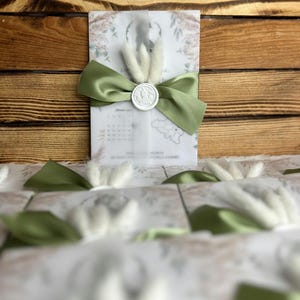 Biglietto d'auguri tascabile con nastro, fiori secchi e sigillo di ceralacca: eleganza rustica per i tuoi momenti più belli.
