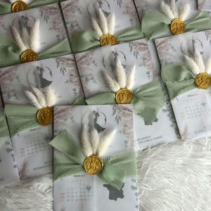 Biglietto d'auguri tascabile con nastro, fiori secchi e sigillo di ceralacca: eleganza per i tuoi momenti più belli.
