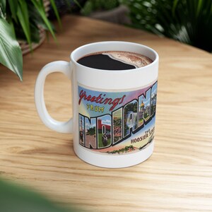 Tazza da caffè "Saluti dall'Indiana" - Stile cartolina retrò vintage - 11 once - Regalo di orgoglio statale per gli amanti dell'Indiana e dei viaggi su strada