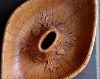 Vintage Multi Products Co Resin nut bowl with embossed leaf and acorn design - Great retro look for fall / autumn!  ca. 1960s