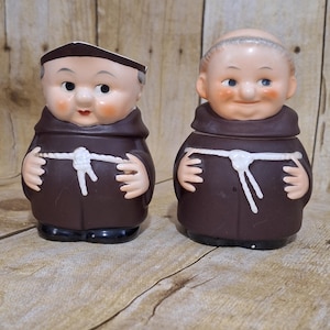 Vintage set van Goebel Friar Tuck / Monk - Sugar and Creamer - ca. 1960-1972, gemaakt in West-Duitsland, heel lief!  Een paar problemen, maar nog steeds leuk!