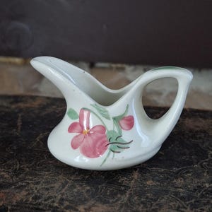 Vintage Miniaturowy Dzbanek Ceramiczny Clinchfield Artware, Malowane Ręcznie Różowe Kwiaty, Zielone Liście, Erwin Tennessee, Rodzina Cash Lata 40.-50. XX wieku
