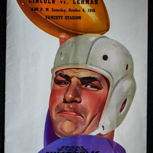 Könnte beinhalten: Ein Vintage-Programm für ein Footballspiel zwischen Lincoln und Lehman, das am 6. Oktober 1945 im Fawcett Stadium stattfand. Das Programm zeigt eine farbenfrohe Illustration eines Footballspielers, der einen Helm und ein Trikot trägt und einen Football hält.