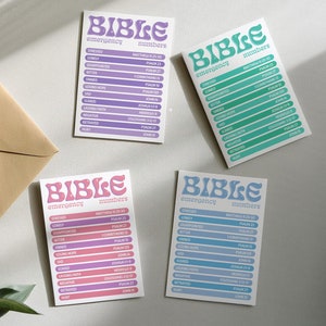Puede incluir: Cuatro tarjetas de diferentes colores con la palabra "BIBLE" en una fuente retro y las palabras "números de emergencia" impresas en cada tarjeta. Cada tarjeta tiene una lista de emociones y versículos bíblicos correspondientes.