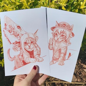 Puede incluir: Dos dibujos de gatos en tinta roja sobre cartulina blanca. El primer dibujo muestra un gato con un arnés montando un robot. El segundo dibujo muestra un gato con un sombrero y un chaleco.