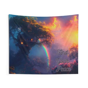 Puede incluir: Un tapiz que presenta una casa en el árbol caprichosa ubicada en un bosque con un arcoíris que se arquea sobre ella. El fondo es una puesta de sol vibrante con una cita que dice "Encuentra tu paz".