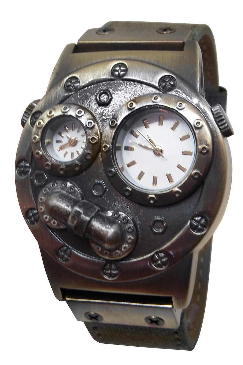 K&ouml;nnte beinhalten: Eine Armbanduhr im Steampunk-Stil mit silberner und goldener Oberfl&auml;che. Die Uhr hat zwei runde Zifferbl&auml;tter mit wei&szlig;en Zifferbl&auml;ttern und schwarzen Zeigern. Das Zifferblatt der Uhr ist von einem runden Metallrahmen mit einem dekorativen Design umgeben. Das Armband der Uhr ist aus braunem Leder.