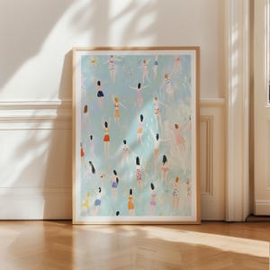 Pode incluir: Uma impressão de arte emoldurada com uma pintura abstrata de numerosas figuras em trajes de banho, com os braços levantados, contra um fundo azul claro. As figuras são retratadas em várias cores e padrões, criando uma cena animada e artística.