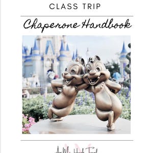 Könnte beinhalten: Ein weißer Handbucheinband mit dem Text "WALT DISNEY WORLD CLASS TRIP Chaperone Handbook". Das Cover zeigt ein Foto von zwei bronzenen Chip und Chap-Statuen vor dem Cinderella-Schloss.