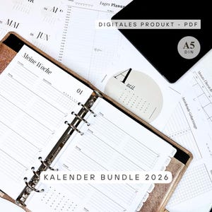 Könnte beinhalten: Ein Planer-Bundle mit goldenem Einband und silbernen Binderingen. Der offene Planer zeigt ein Wochenlayout mit dem Text "Meine Woche" und dem Datum "01". Zusätzliche Seiten enthalten Monatskalender und den Text "KALENDER BUNDLE 2026".