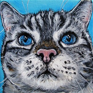以下が含まれることがあります： 猫の顔のクローズアップの絵画。猫は青い目、ピンクの鼻、灰色と白の毛皮をしています。背景は明るい青です。