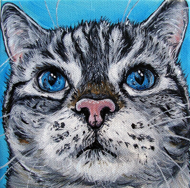 以下が含まれることがあります： 猫の顔のクローズアップの絵画。猫は青い目、ピンクの鼻、灰色と白の毛皮をしています。背景は明るい青です。