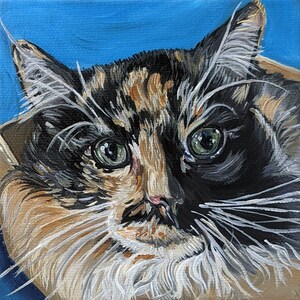 以下が含まれることがあります： 緑色の目をした三毛猫のアップの絵画。猫は柔らかな表情で、直接鑑賞者を見つめている。猫の毛並みは黒、白、茶色の混ざり合ったものである。