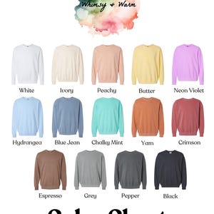 Pu&ograve; includere: Tabella colori che mostra 14 diversi colori di felpa, tra cui bianco, avorio, pesca, burro, viola neon, ortensia, blu jeans, menta gesso, patata dolce, cremisi, espresso, grigio, pepe e nero. La tabella &egrave; intitolata "Whimsy + Warm Color Chart comfort colors 1466".