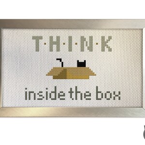 Motif chat au point de croix - Pensez à l'intérieur de la boîte (carton) Maison chat noir en carton