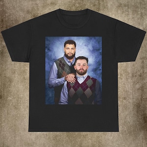 Puede incluir: Dos hombres con suéteres estampados se paran frente a un fondo azul y blanco. El hombre de la izquierda lleva un suéter verde y blanco y el hombre de la derecha lleva un suéter verde, blanco y burdeos.